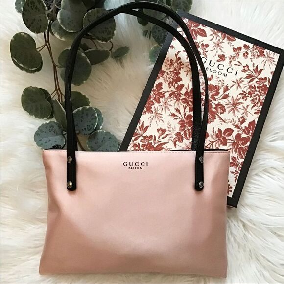 Gucci Bloom Parfum Pink Faux Satin Make Up/Cosmetic Pouch. NWOT - Picture 1 of 11